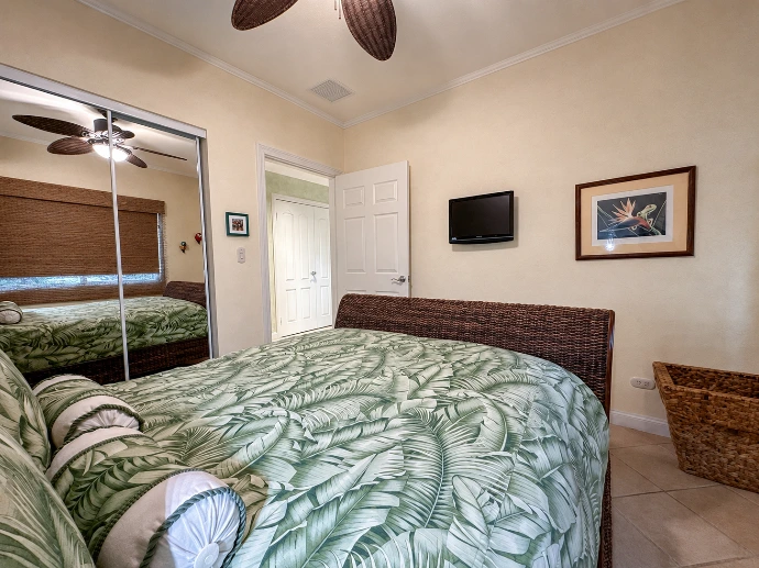 Inviting secondary bedroom at Del Mar 4P, featuring natural woven textures, warm tropical details and a relaxed garden-level setting within Los Sueños Resort, Costa Rica.