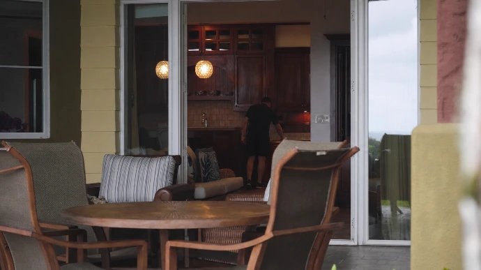 Miembro del equipo de gestión de propiedades realizando una verificación en la residencia en Villa Tranquila en el resort Los Sueños